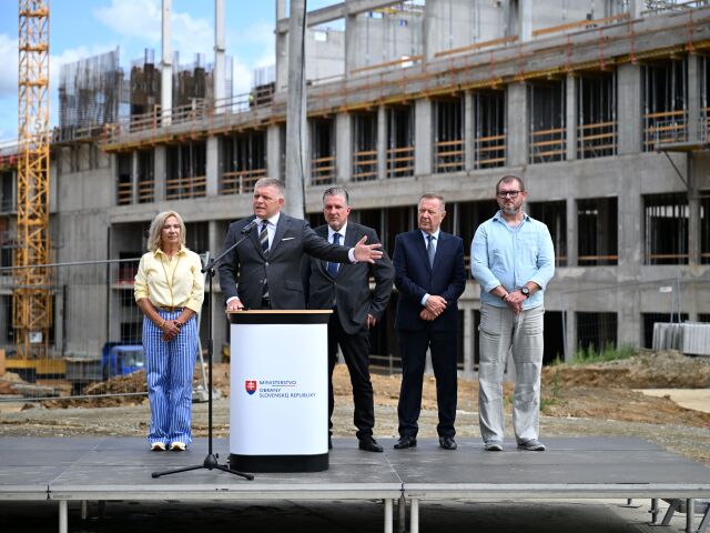 Fico na kontrole nemocnice v Prešove. Problémové stĺpy odrezali, práce pokračujú.