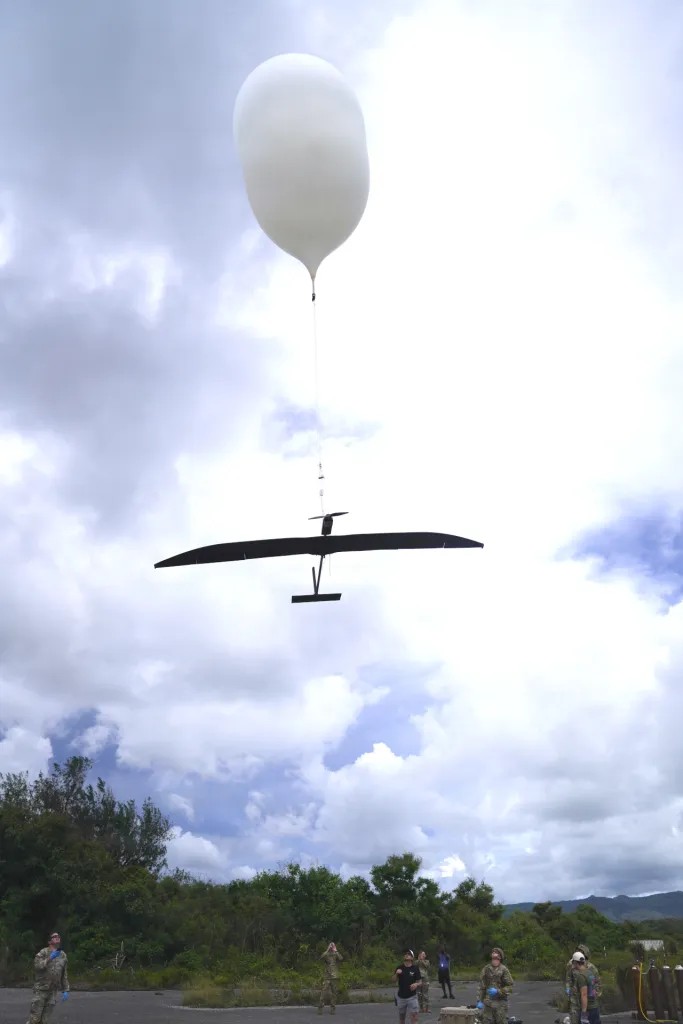 Výškový balón nesie dron Apollo-R počas cvičenia Valiant Shield 2026