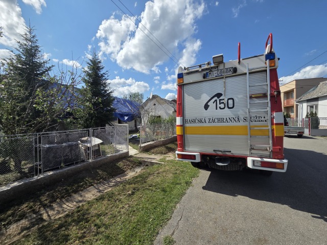 Ľudia v obciach zasiahnutých silným krupobitím začali s odstraňovaním škôd. Pomáhali dobrovoľníci aj hasiči.