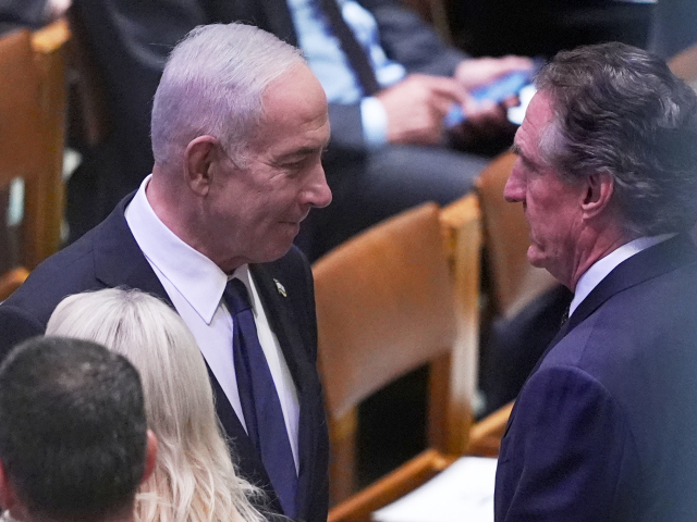 Izraelský premiér Benjamin Netanjahu (vľavo) a americký minister vnútra Doug Burgum sa rozprávajú pred pohrebom amerického senátora Lindseyho Grahama v Národnej katedrále vo Washingtone 28. júla 2026.