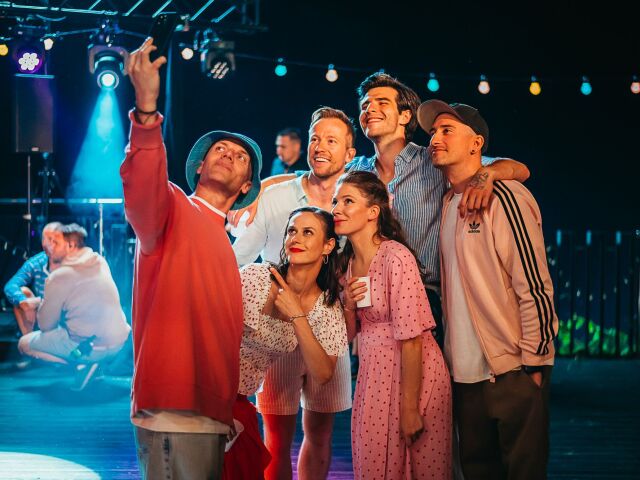 Kristián Baran, Jana Kovalčiková, Anna Jakab Rakovská a ďalší kolegovia vo filme Kavej.