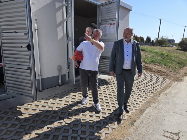 Kvôli prevádzke nových elektrobusov postavili v Košiciach nové meniarne. Zabezpečia dobíjanie vozidiel prostredníctvom trolejového vedenia. Primátor Jaroslav Polaček si ich prezrel počas kontrolného dňa.