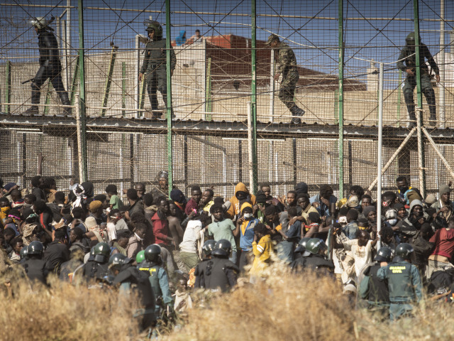 Tisíce migrantov prenikli do Ceuty, mieri tam armáda. Melilla hlási násilnosti