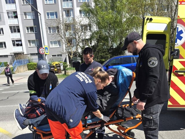 Členovia občianskeho združenia Chlapci zo sídliska pre sídlisko hliadkujú na košickom sídlisku Ťahanovce. Ich činnosť má zmysel, pomohli seniorovi aj mužovi, ktorý mal epileptický záchvat.