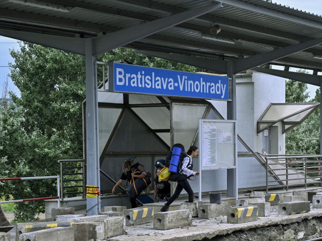 Cestujúci uviazli vo vlaku pri bratislavských Vinohradoch: Bez klímy čakali na vystúpenie hodinu a pol