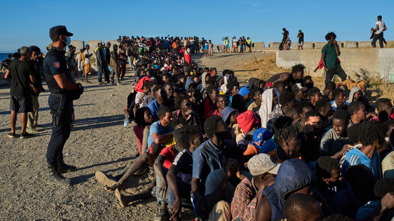 72-tisíc migrantov za jediný deň. Čo sa odohralo v Ceute a prečo teraz celé Španielsko ukazuje na Maroko?