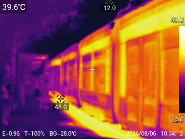 Pohľad na električku zvonku cez termokameru.