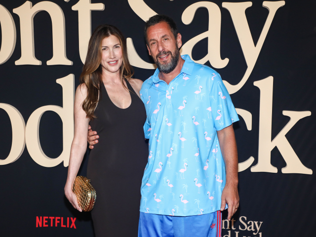 Doma ciká na dvore, v Hollywoode zarába milióny a skoro 30 rokov miluje jedinú ženu. Adam Sandler oslavuje 60-ku