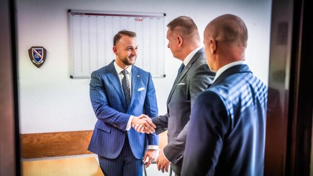 Minister vnútra Matúš Šutaj Eštok (vľavo) podáva ruku Pavlovi Krejčímu v novembri 2023, keď ho vymenoval za riaditeľa Úradu na ochranu ústavných činiteľov.