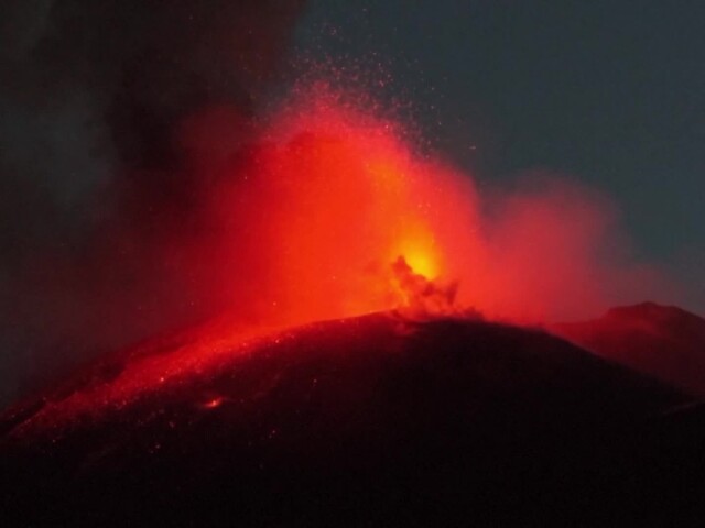 VIDEO: Etna je nepokojná, predvádza ohnivé divadlo. Už siedmy deň zatvára hlavné letisko na Sicílii