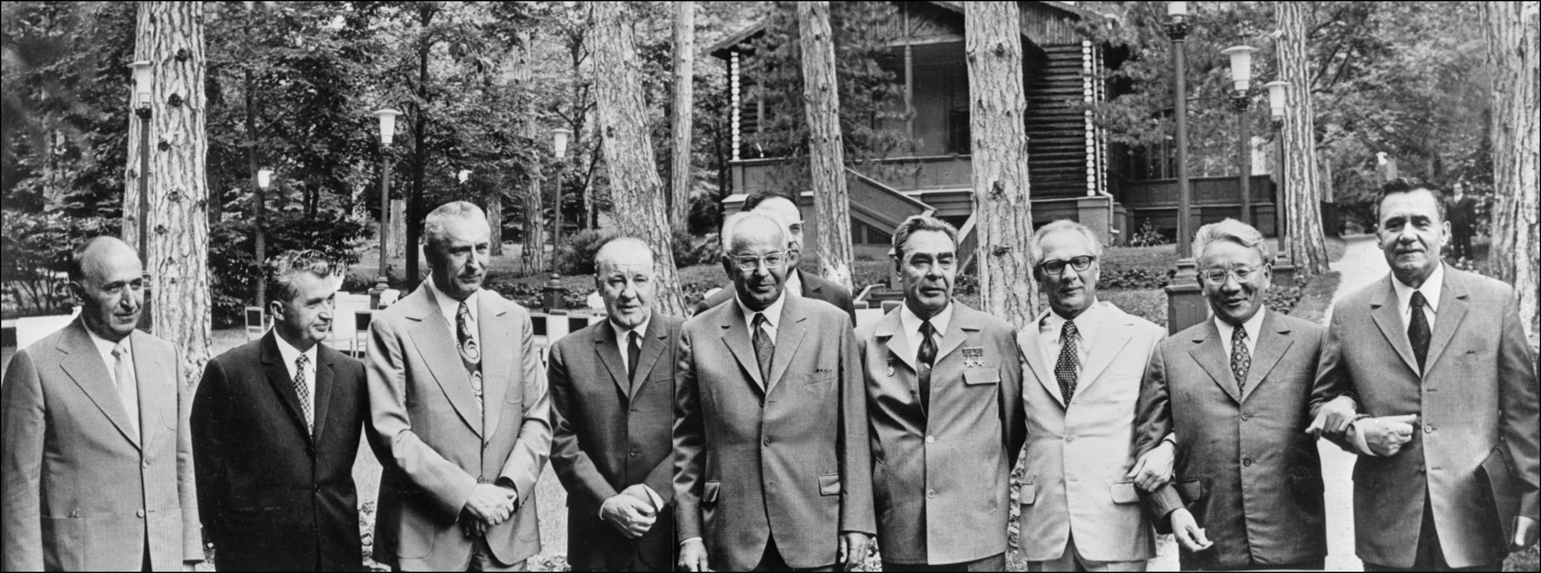 Lídri komunistických štátov na Kryme v júni 1975. Uprostred je Leonid Brežnev, vľavo pri ňom Gustáv Husák.