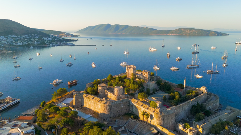 Pohľad na Bodrum a jeho stredoveký hrad sv. Petra.