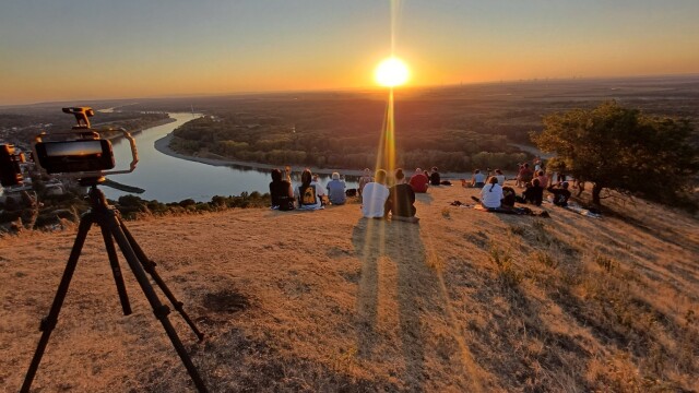 Pozorovanie čiastočného zatmenia Slnka na svahu Braunsbergu nad Hainburgom