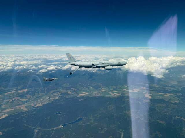 FOTO: Slovenské F-16 prvýkrát tankovali za letu nad Slovenskom. Pozrite si náročný manéver