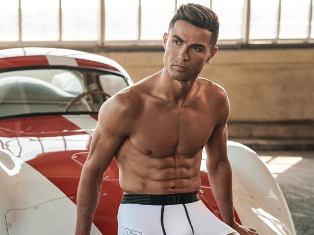 Odchod - zadným vchodom. Ronaldo dostal od portugalského novinára nakladačku: Chcel byť ako spievajú Alphaville