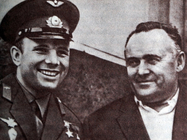Sergej Koroľov (vpravo) v rozhovore s Jurijom Gagarinom.