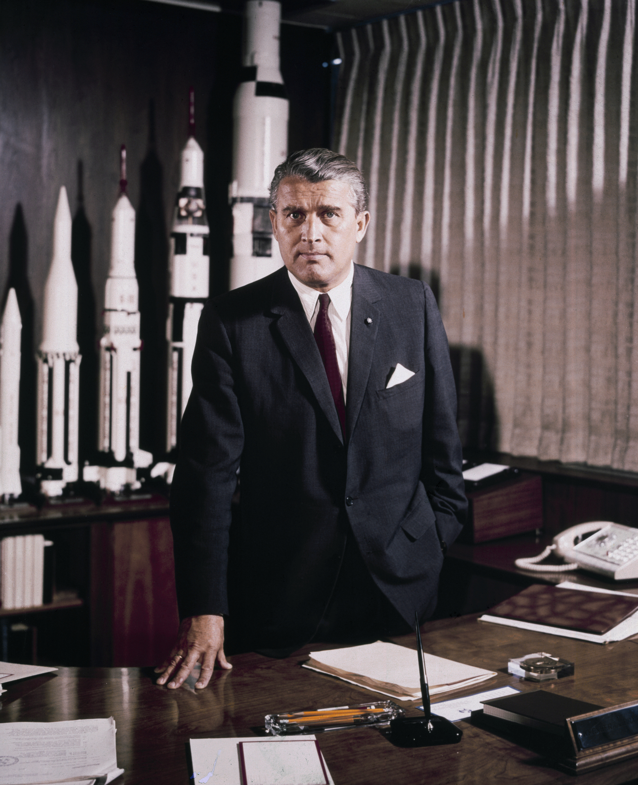 Wernher von Braun vo svojej pracovni v NASA.