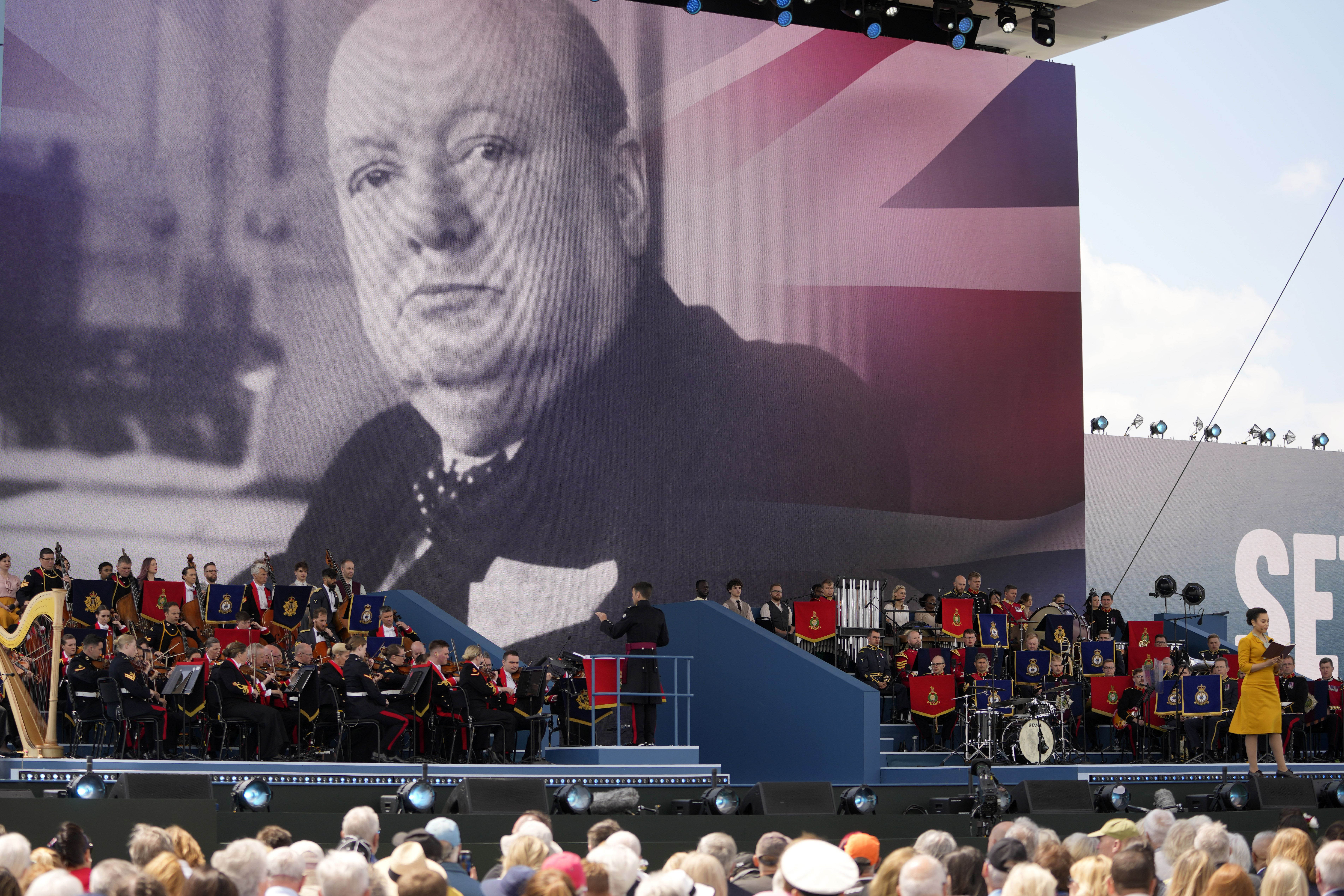 Portrét legendárneho britského premiéra Winstona Churchilla na veľkoplošnej obrazovke počas slávnostného koncertu v Portsmouthe, keď si 6. júna 2024 Briti pripomenui 80. výročie vylodenia Spojencov v Normandii.