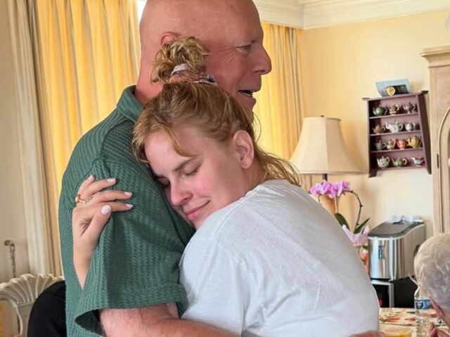 Záber, ktorý trhá srdce: Chorý Bruce Willis na svadbe dcéry. Hoci stráca reč, tento moment povedal všetko