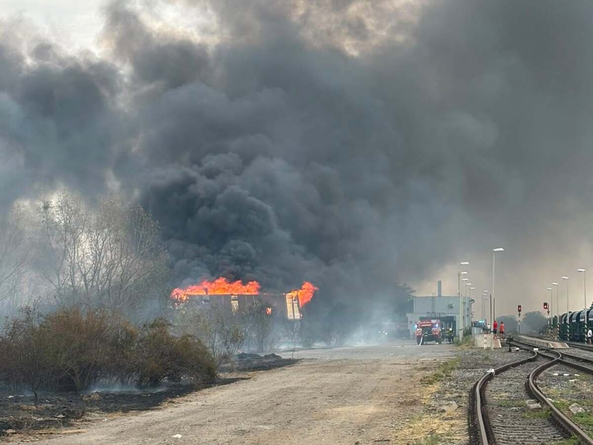 Požiar blízko stanice v Dunajskej Lužnej