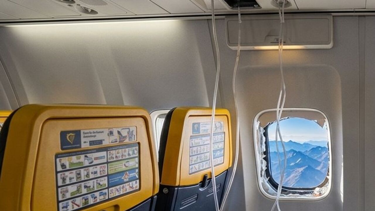 Vyšetrovanie incidentu Ryanairu pokračuje. Okno poškodili úlomky motora, vyšetrovatelia preverujú aj ďalšie scenáre