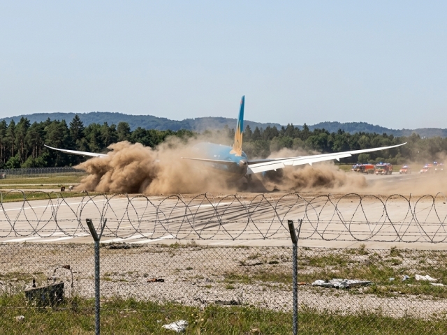 Dráma nad Európou: Boeingu sa nepodarilo vzlietnuť, nakoniec si odrel chvost. Poškodené lietadlo potom muselo hodiny krúžiť vo vzduchu