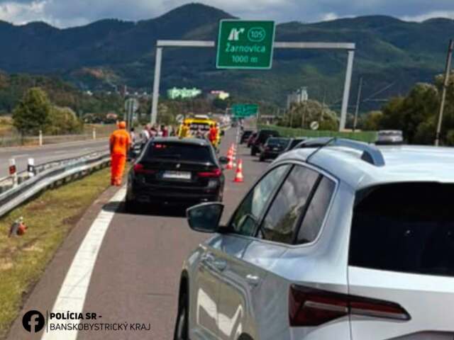 Hromadná nehoda na R7, zrazil sa autobus s tromi autami