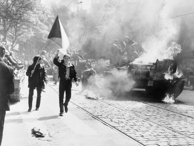 Horiaci sovietsky tank v Prahe.