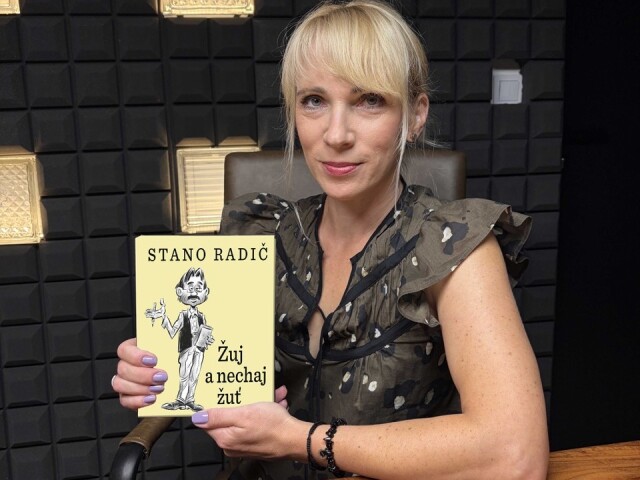 Eva Radičová s knihou Stana Radiča Žuj a nechaj žuť.
