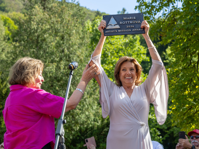 Marie Rottrová si v Trenčianskych Tepliciach prevzala cenu Umelcova misia z rúk Emílie Vášáryovej.