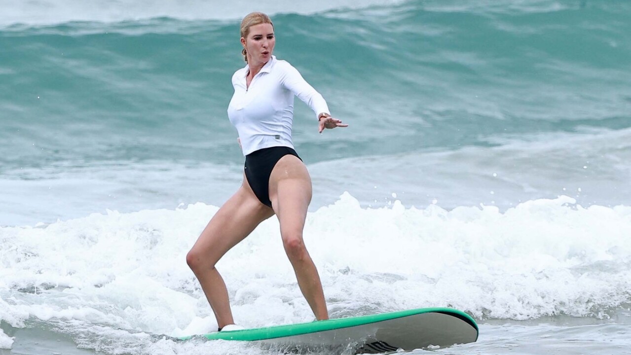 Takto ste ju ešte nevideli. Ivanka Trump sa na Kostarike učila surfovať. Kto bol chlapík po jej boku?