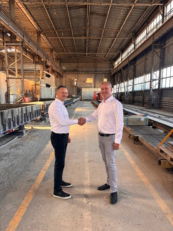 Vpravo: zástupca spoločnosti Leier Krzysztof Kwiatkowski, vľavo: zástupca spoločnosti Holcim