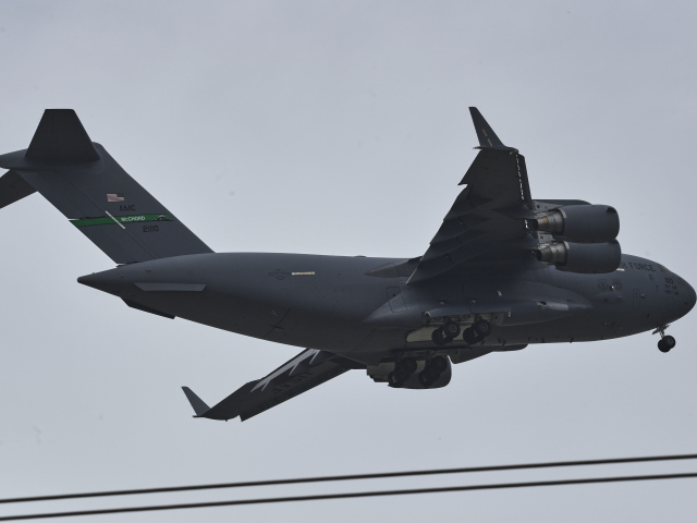 Dopravný transportér Boeing C-17 Globemaster III amerického letectva, ktorým do Moskvy pricestoval riaditeľ CIA John Ratcliffe.