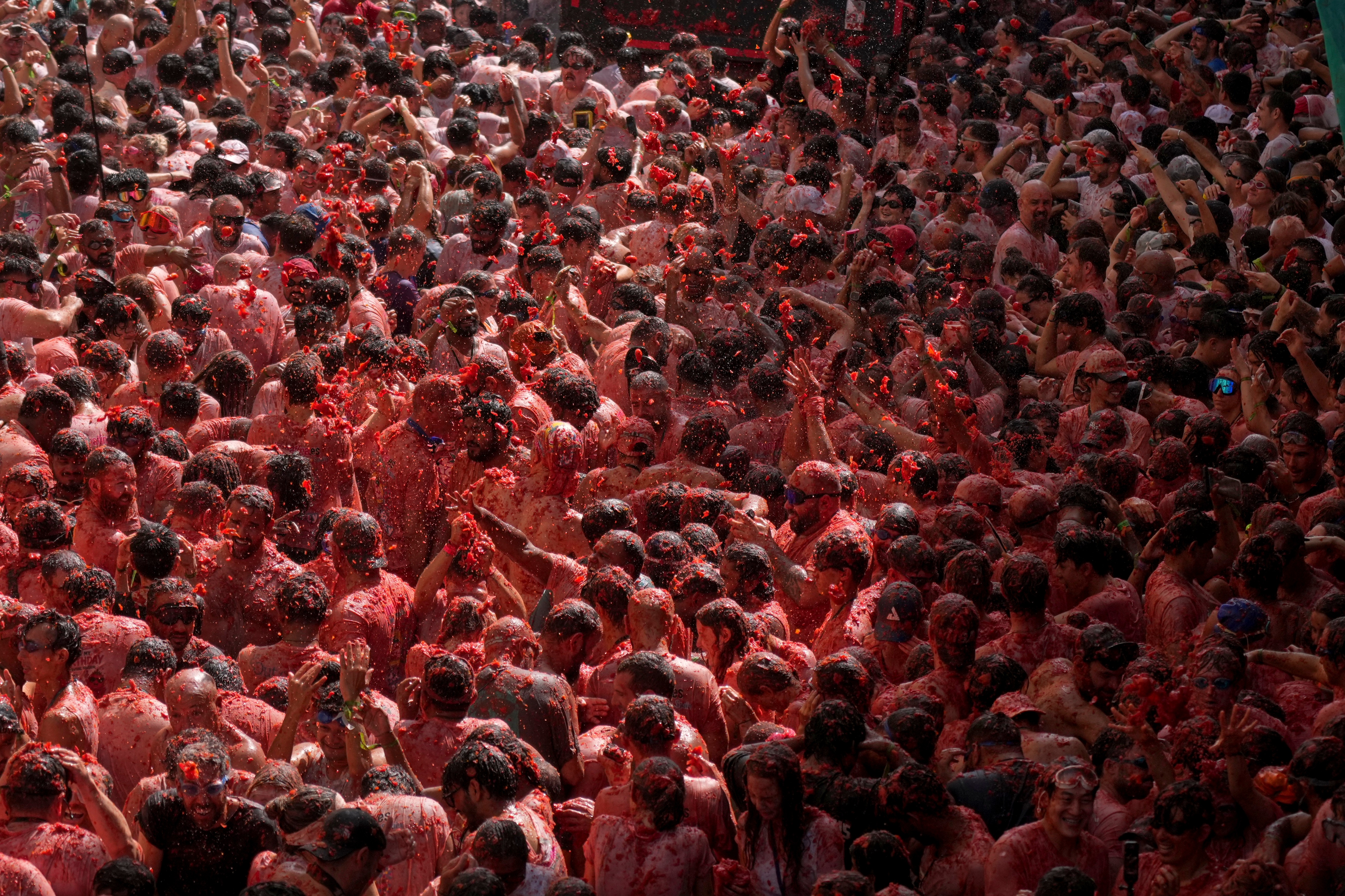 Paradajková bitka La Tomatina prilákala do Buňolu 22-tisíc ľudí.