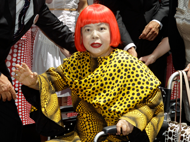 Svet umenia prišiel o legendu. Jajoi Kusama zomrela vo veku 97 rokov, štetec neodložila ani na sklonku života