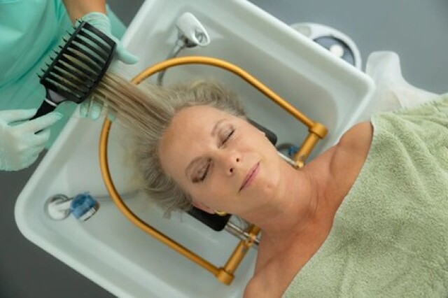 Spojenie trichológie a relaxu: Head Spa rituál v centre mojaObnova.sk čistí pokožku hlavy a odbúrava stres.