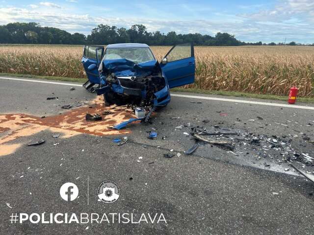 Vážna dopravná nehoda skomplikovala v sobotu ráno premávku na ceste I/2 v smere do Rusoviec.