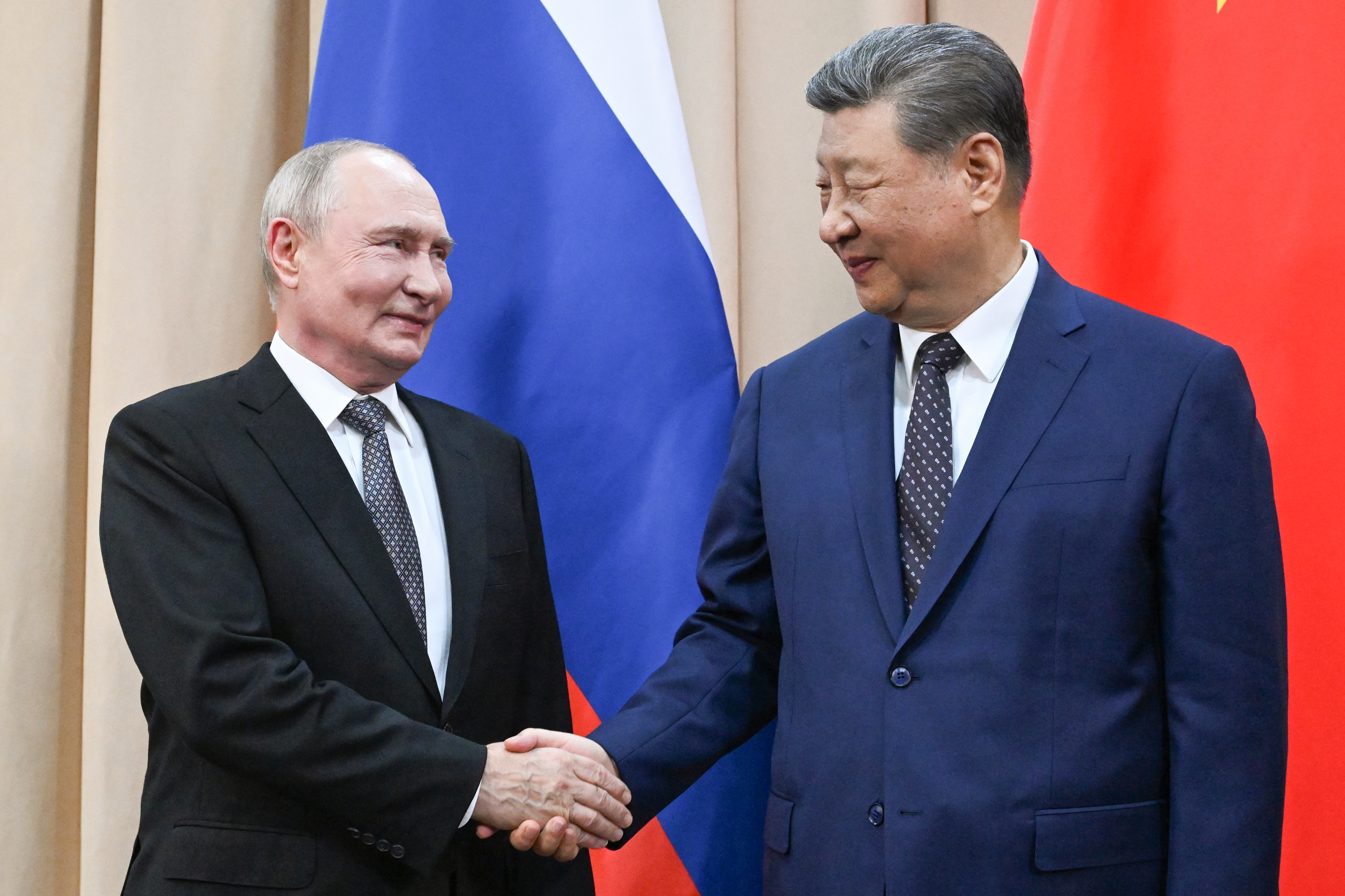Ruský prezident Vladimir Putin a čínsky prezident Si Ťin-pching v Kirgizsku.