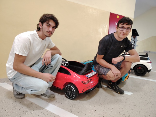 Štvrtáci Andrej a Sebastián pri mini autíčkach na ovládanie, ktoré sú v škole tiež veľkým pomocníkom.