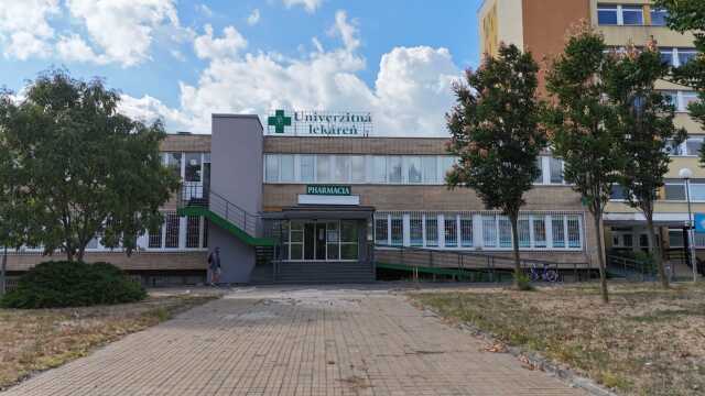 Budova univerzitnej lekárne v Ružinove, kde bude sídliť 24-hodiná lekáreň