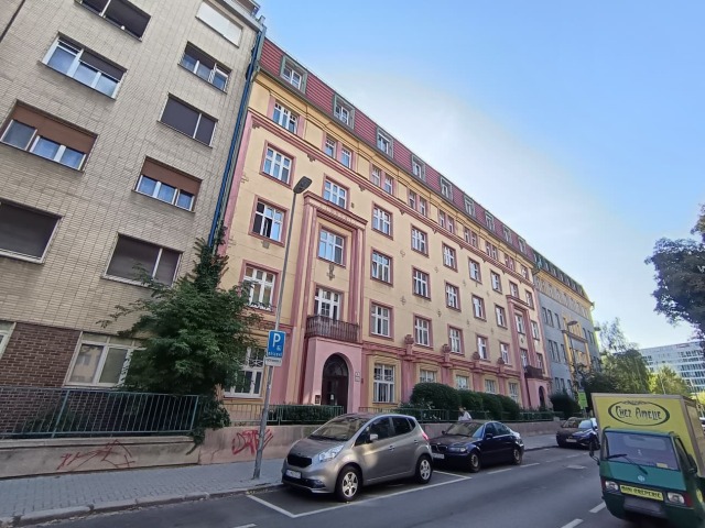 Plečnikov žiak Jindřich Merganc v Bratislave postavil aj bytový dom Družstva SND pre hercov na Klemensovej ulici.
