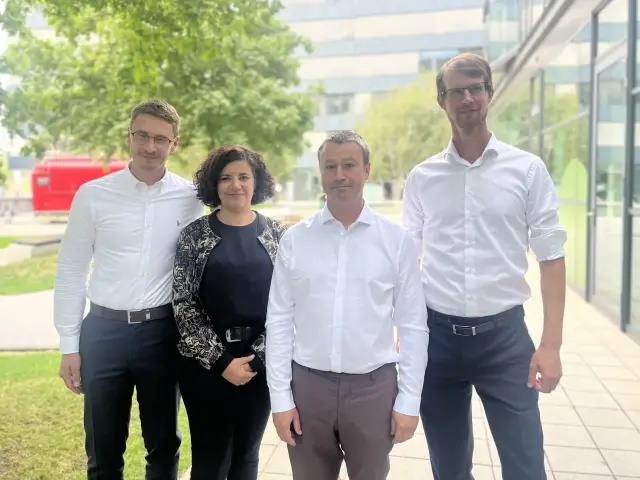 Na snímke zľava: Vilkov otec Richard Olexa, vedkyňa Oumeya Adjali, profesor Nicolas Wein a profesor Matej Škorvánek z Univerzitnej nemocnice L. Pasteura v Košiciach.