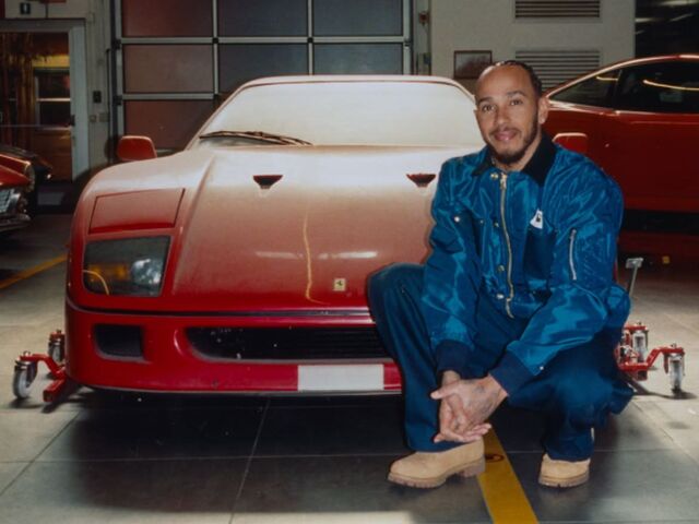 Desaťročia naň sadal prach. Hamilton sa teší 
z vysnívaného auta, klasiky od Ferrari