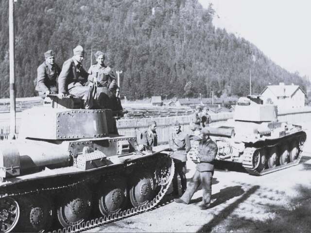 Červená Skala september 1944: Na fotografii vidieť 2 povstalecké ľahké tanky LT vz. 38 vo vyčkávacom postavení pri železničnej stanici v Červenej Skale.