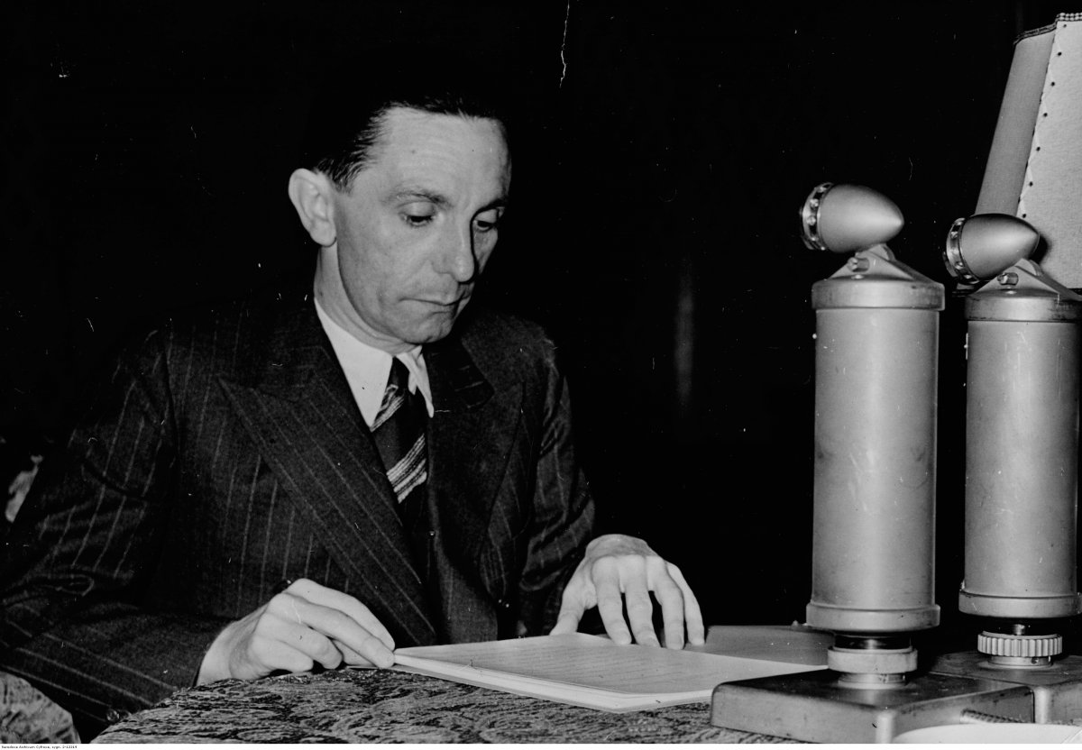 Nacistický minister propagandy Joseph Goebbels (na snímke pri rozhlasovom prejave) považoval rádio za najmocnejšiu zbraň 20. storočia.