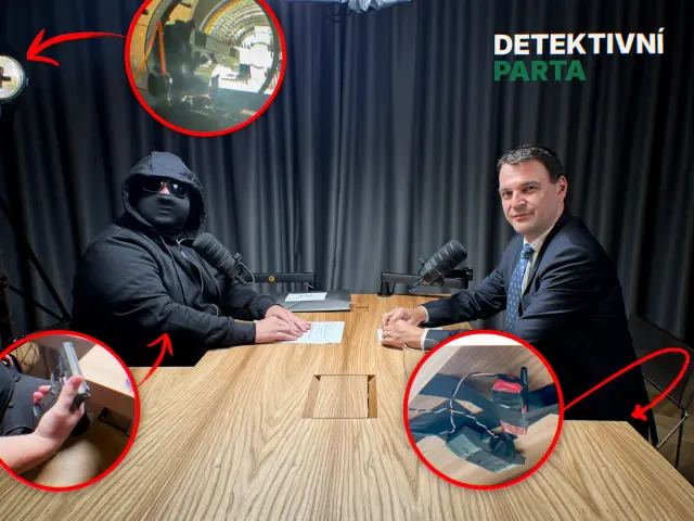 Naletel Macinka aktivistom? Prišiel na rozhovor s mužom v kukle, ochranku poslal preč. V miestnosti boli aj atrapy zbraní