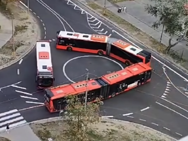 VIDEO: Stretnú sa traja autobusári. To nie je vtip, ale nový kruhový objazd v Bratislave. Vallo reagoval s úsmevom