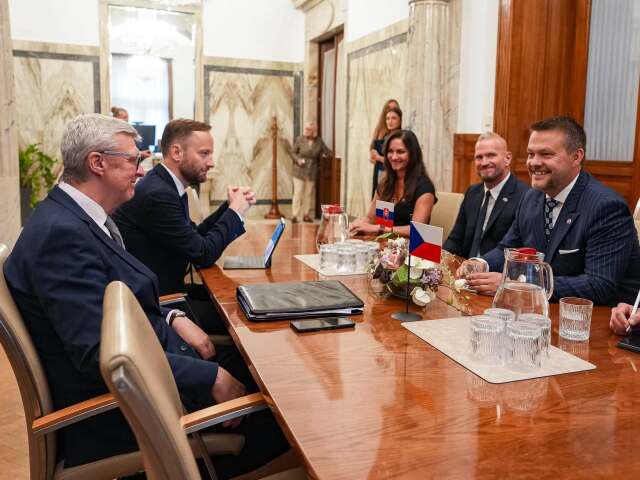 Slovensko nechce zostať iba zákazníkom cudzej AI. S ôsmimi krajinami podpísalo Pražskú deklaráciu