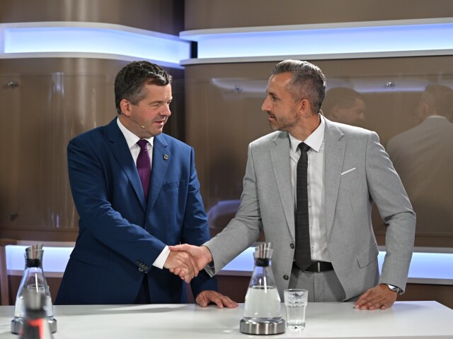 Premiér Saska-Anhaltska Sven Schulze (CDU) a jeho vyzývateľ v krajinských voľbách Ulrich Siegmund (AfD) počas predvolebnej televíznej debaty.