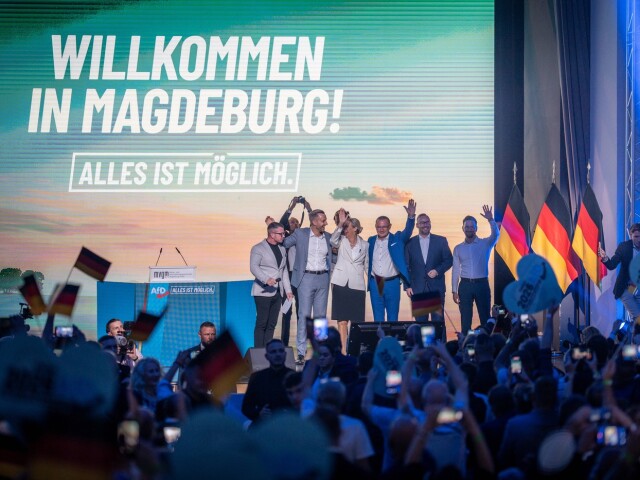 Predvolebný míting AfD v sasko-anhaltskej metropole Magdeburg. Ulricha Siegmunda prišli podporiť aj spolupredsedovia strany Alice Weidelová a Tino Chrupalla.